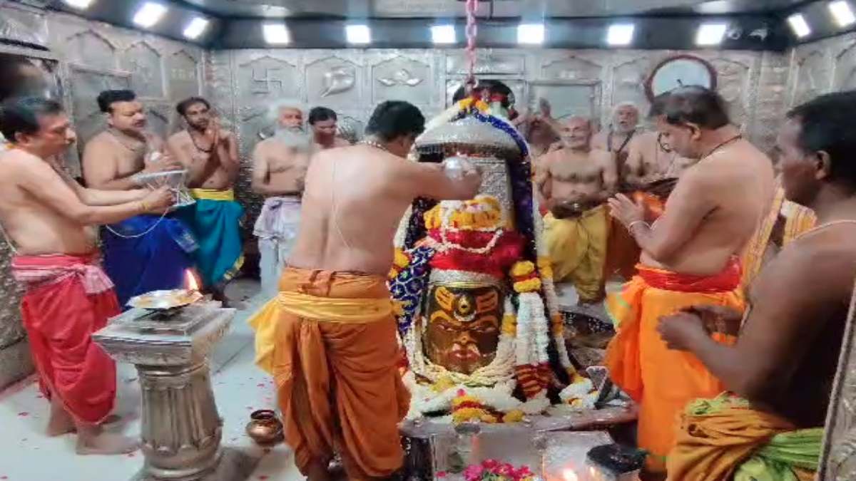 टेसू और केसर के रंग से भगवान महाकाल ने खेली होली: शिव भक्तों पर छाया रंग पंचमी का खुमार, सभी के जीवन में खुशहाली की कामना