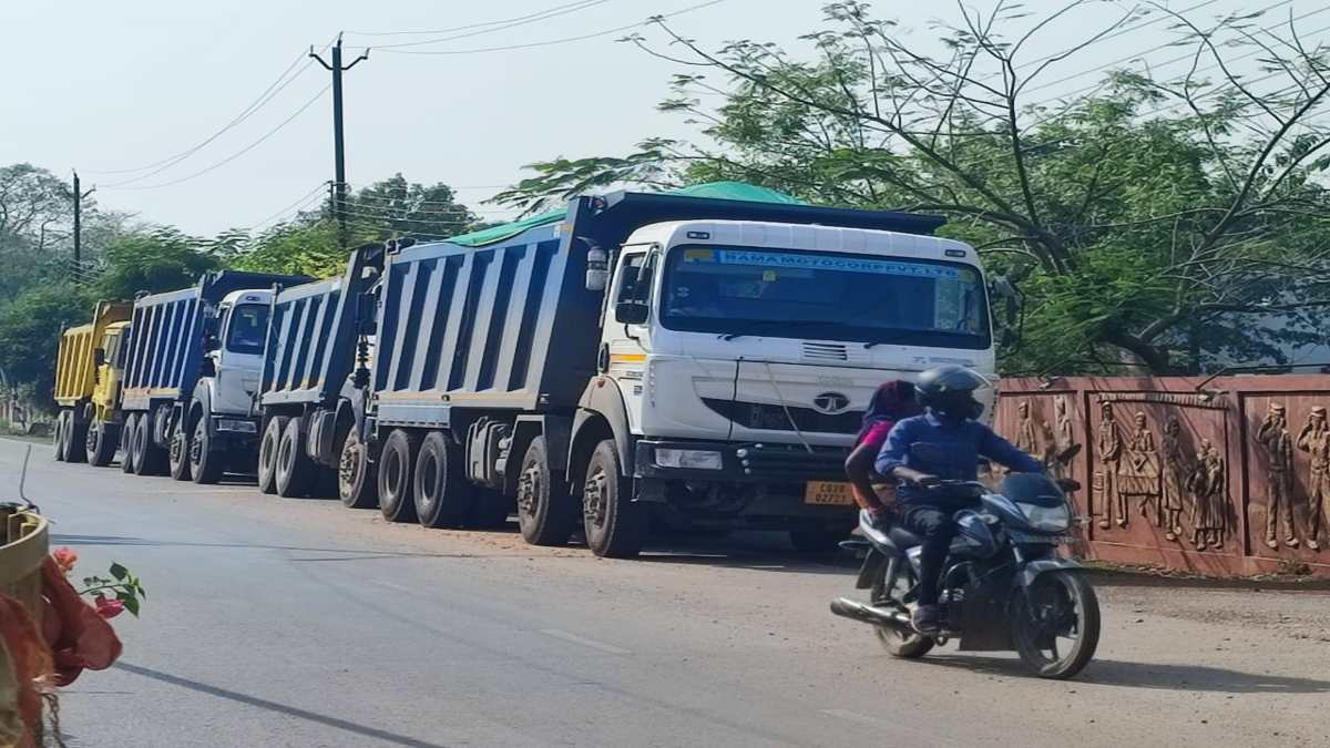 जिला प्रशासन के पास जब्त वाहनों को रखने की नहीं है जगह, कोतवाली के बाहर सड़क पर खड़े किए जा रहे गाड़ी से बढ़ी दुर्घटना की आशंका