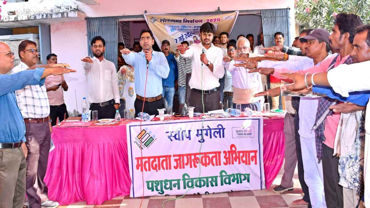 मतदाता जागरूकता के अलग-अलग रंग : कहीं फाग गीत गाकर, तो कहीं छत्तीसगढ़ी में शपथ दिलाकर डीएम ने लोगों को किया जागरूक