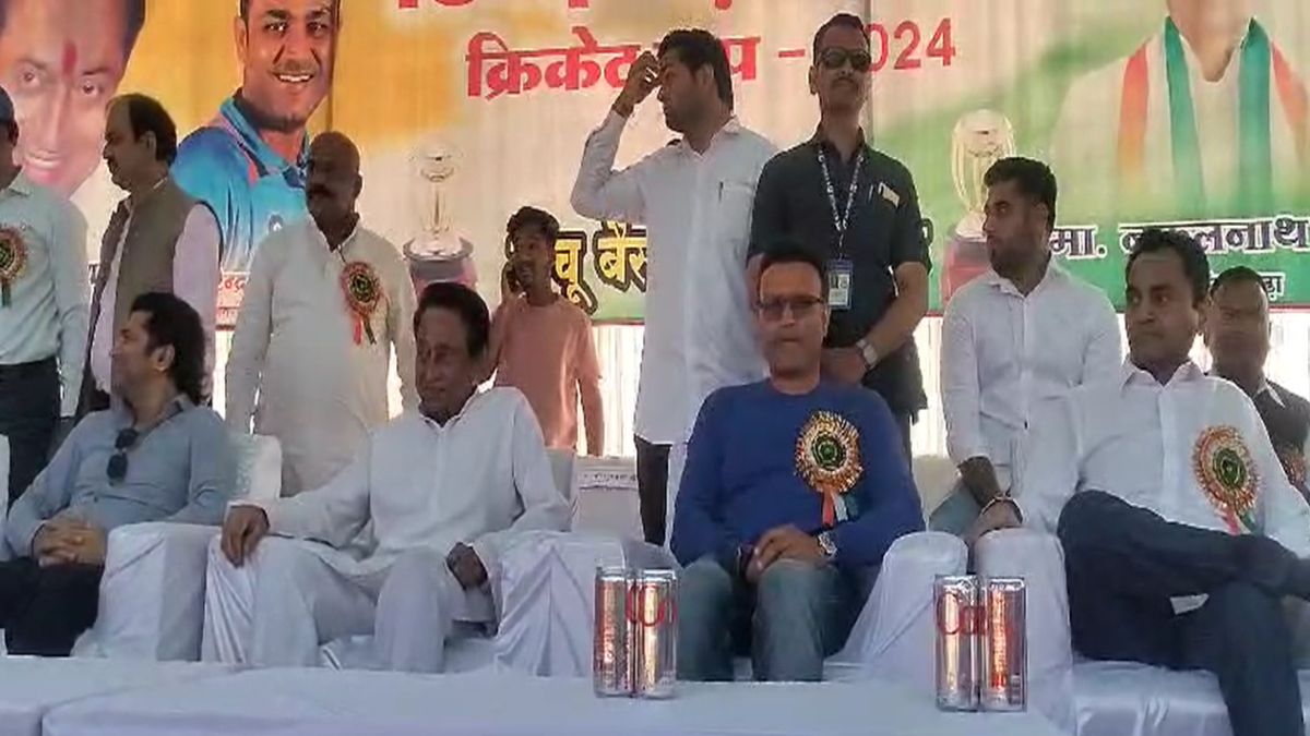 प्रसिद्ध क्रिकेटर वीरेंद्र सहवाग पहुंचे छिंदवाड़ाः सांसद कप क्रिकेट टूर्नामेंट में किए पुरस्कार वितरण