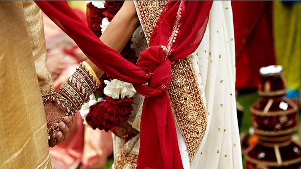 होली की अनोखी परंपरा : किसी भी युवती के ऊपर गलती से भी रंग डाला तो करनी पड़ती है शादी…