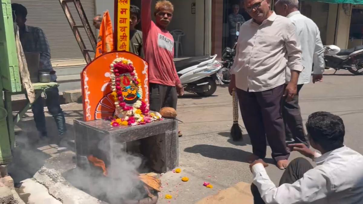 यहां हैं ‘कुंवारों के देवता बिल्लम बावजी’: रंगपंचमी पर हुई विधि विधान से पूजा, 50 सालों से चली आ रही परंपरा