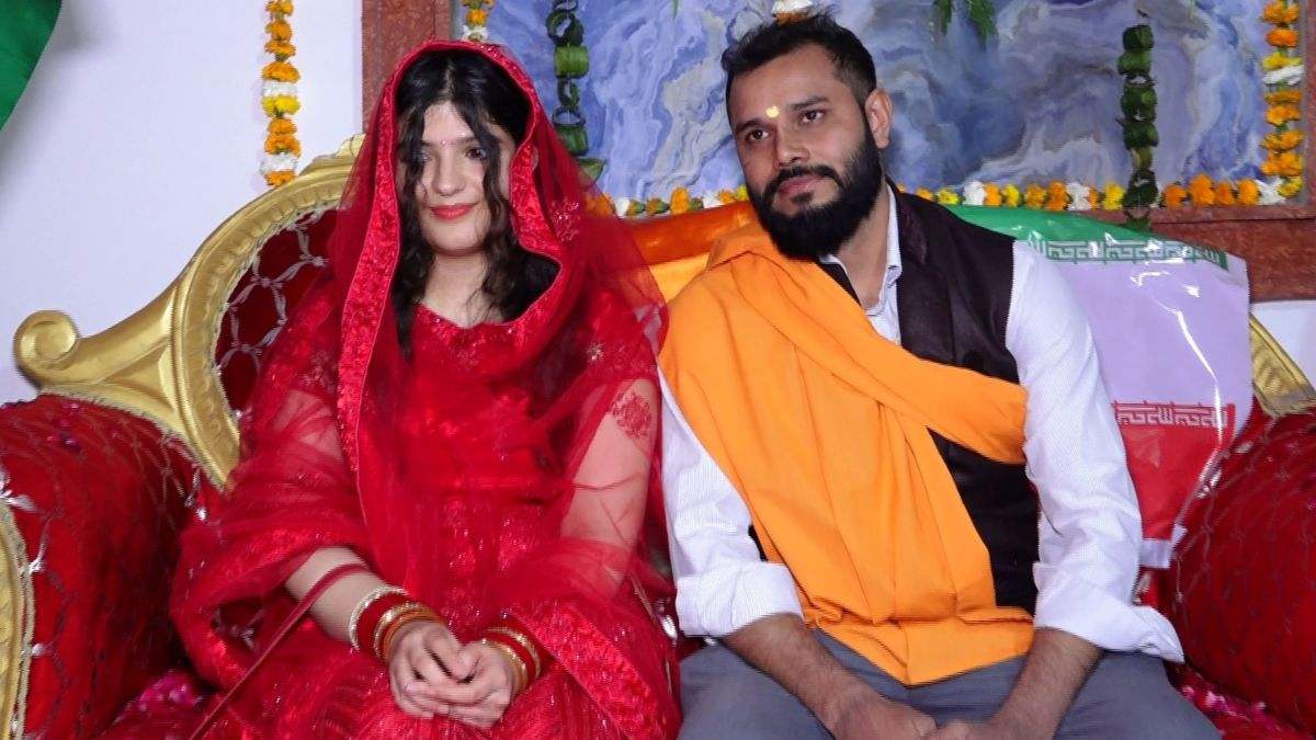 मोहब्बत में की सरहद पार : सोशल मीडिया का प्यार चढ़ा परवान, ईरान से भारत पहुंची युवती, यूट्यूबर से की सगाई