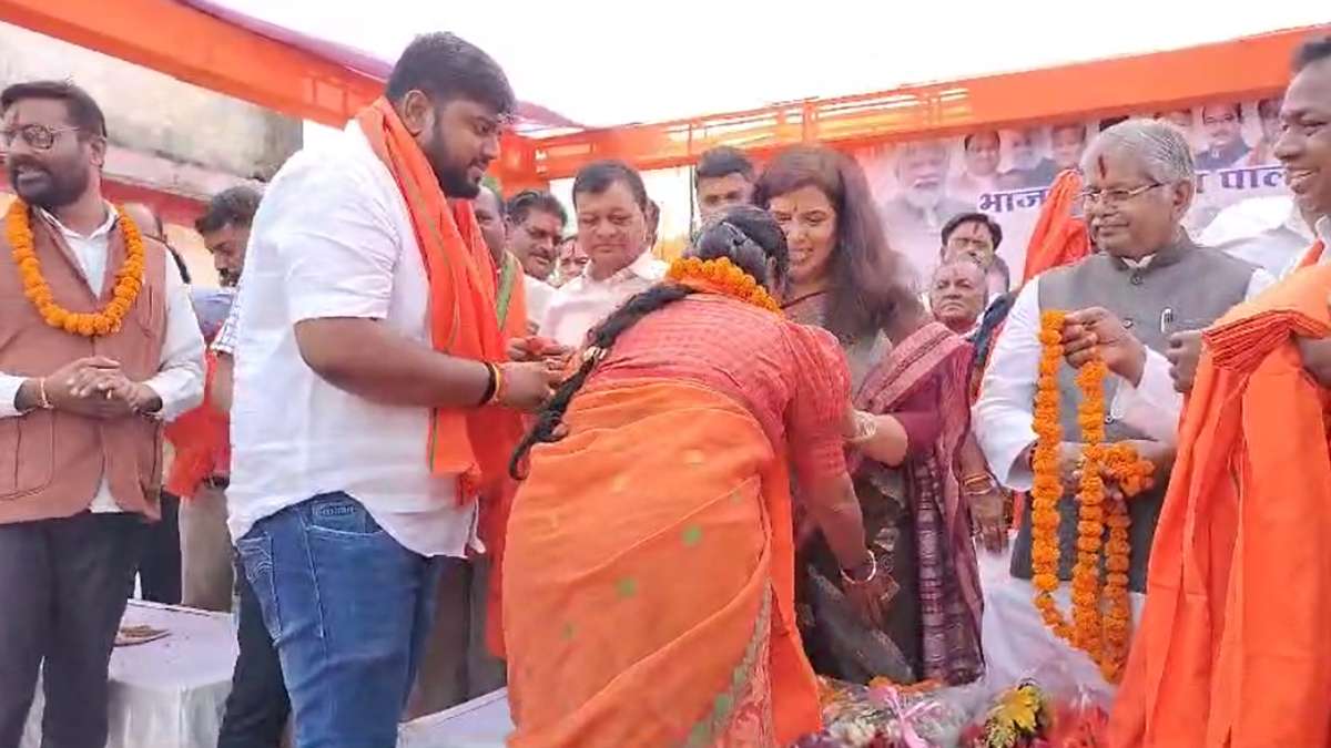 कांग्रेसी हुए भाजपाईः लोकसभा चुनाव से पहले CONG को लगा तगड़ा झटका, दिग्गज नेता समेत 1200 से अधिक कार्यकर्ताओं ने थामा BJP का दामन