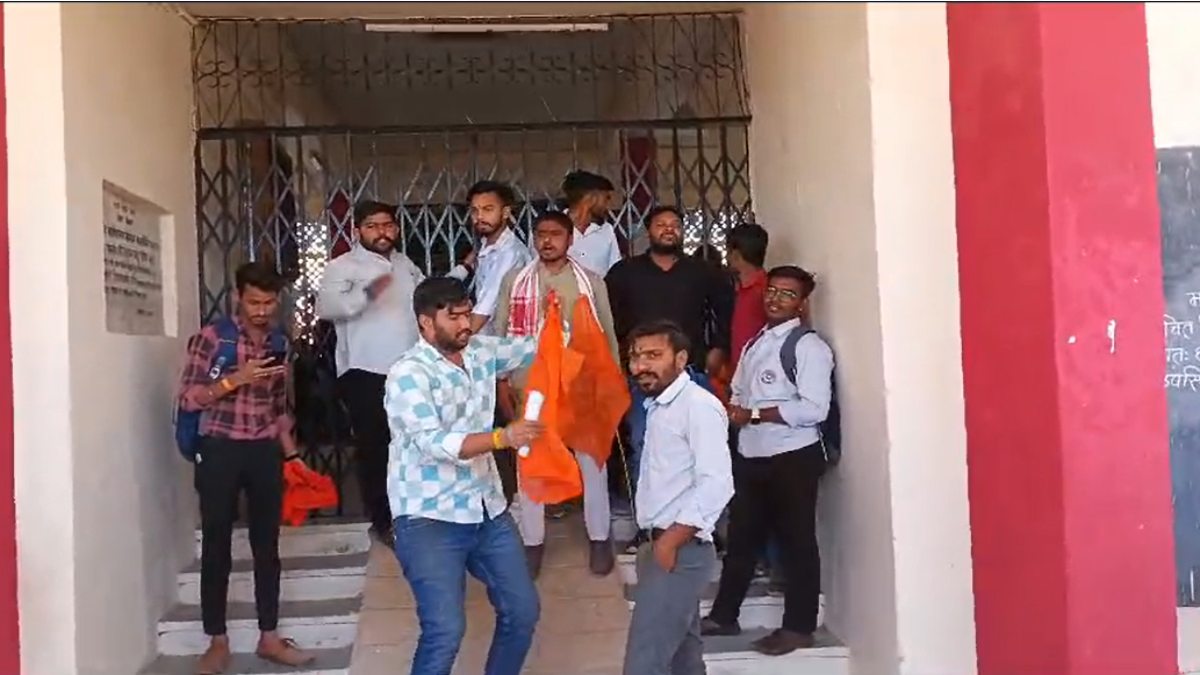 कॉलेज में भ्रष्टाचार के खिलाफ छात्रों ने खोला मोर्चाः 5 लाख के सामान का प्राचार्य ने लगाया 35 लाख का बिल, प्रदर्शन के बाद शिक्षा मंत्री ने प्रिंसिपल को हटाया