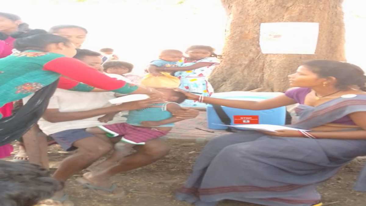 CG Breaking : पोलियो दवा की जगह आंगनबाड़ी कार्यकर्ता ने बच्चों को पिलाया पानी, जानिए फिर क्या हुआ…