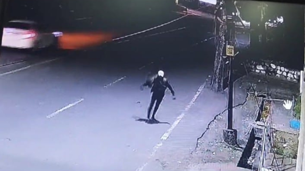 पूर्व वित्त मंत्री के ऑफिस पर हमला: पत्थर मारकर तोड़े कांच, CCTV में कैद हुई घटना