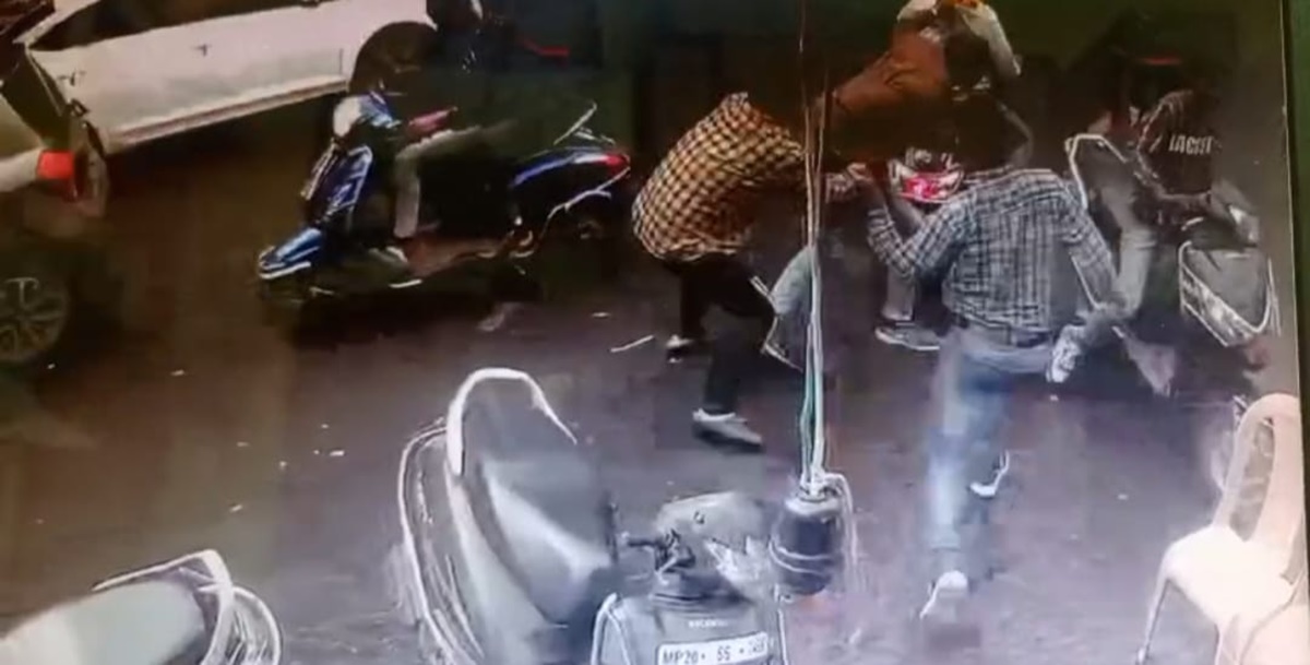 चाट का पैसा मांगना पड़ा भारी: ग्राहक ने ठेला चालक पर चाकू से किया हमला, CCTV में कैद हुई घटना