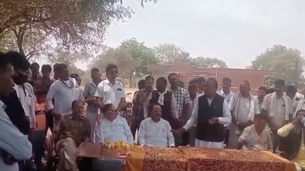कांग्रेस विधायक का विवादित बयान: महिला प्रत्याशी और मंत्री पति को बताया डाकू, कहा- जो भी वोट काटने की बात करे तो उसके हाथ काट दो, विवाद बढ़ने पर दी यह सफाई