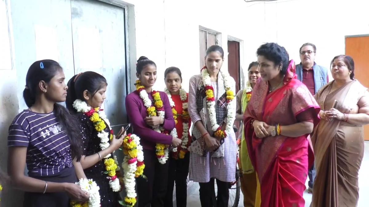 मंत्री कृष्णा गौर का ग्वालियर दौरा: छात्राओं का माला पहनकर की चर्चा; छात्रावासों का किया औचक निरीक्षण, अव्यवस्था मिलने पर जताई नाराजगी