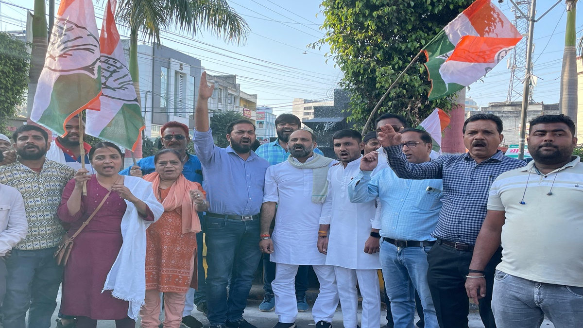 सुरेश पचौरी समेत अन्य नेताओं के BJP में जाने पर युवा कांग्रेस ने मनाया जश्न, कहा- खटमल की तरह पार्टी का खून चूस रहे थे