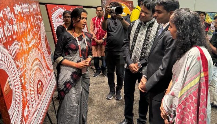 आदिवासी कलाकारों को प्रोत्साहित करने ओडिशा ललित कला अकादमी ने दुबई में किया पेंटिंग्स प्रदर्शनी का आयोजन