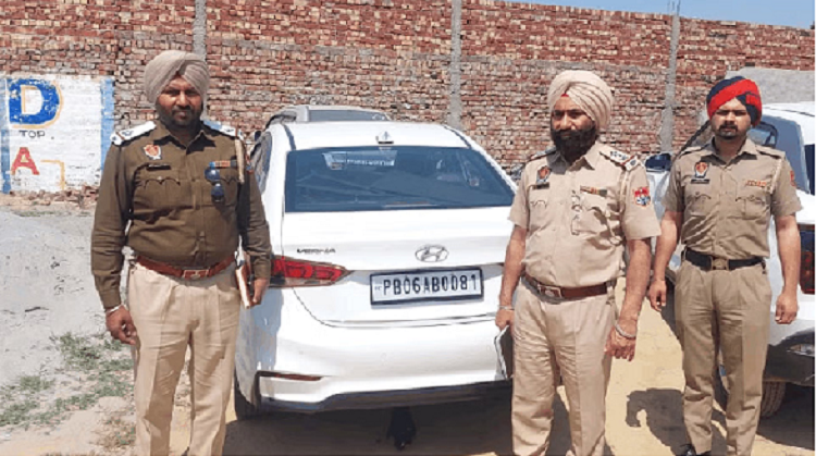 नाके पर पुलिस देख कार छोड़ भागे 3 युवक, 40.25 लाख रुपए बरामद