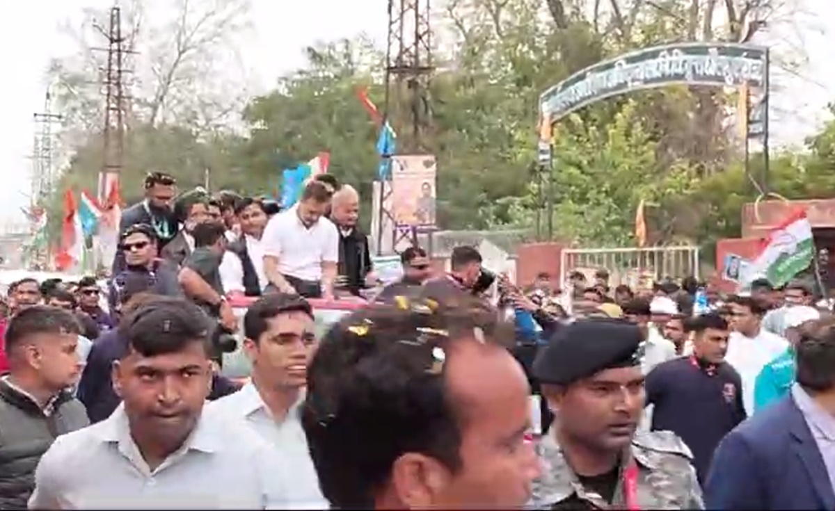 MP में न्याय यात्रा की एंट्री: राहुल गांधी के स्वागत में सड़क पर बिछाए गए फूल, इधर तेज बारिश में भी जमी रही भीड़