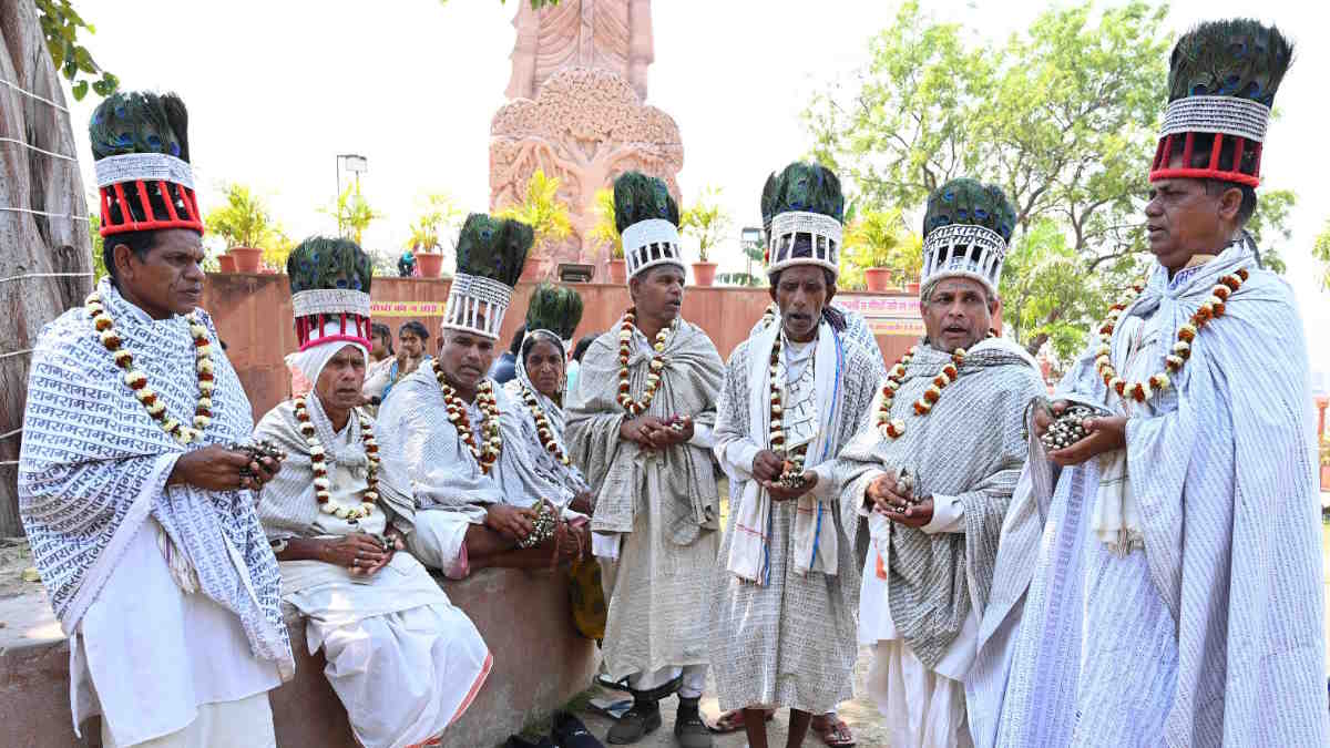 राम नाम का गोदना बनवाकर जगा रहे भक्ति की अलख, राजिम कुंभ कल्प मेले में पहुंचे रामनामी अनुयायी…