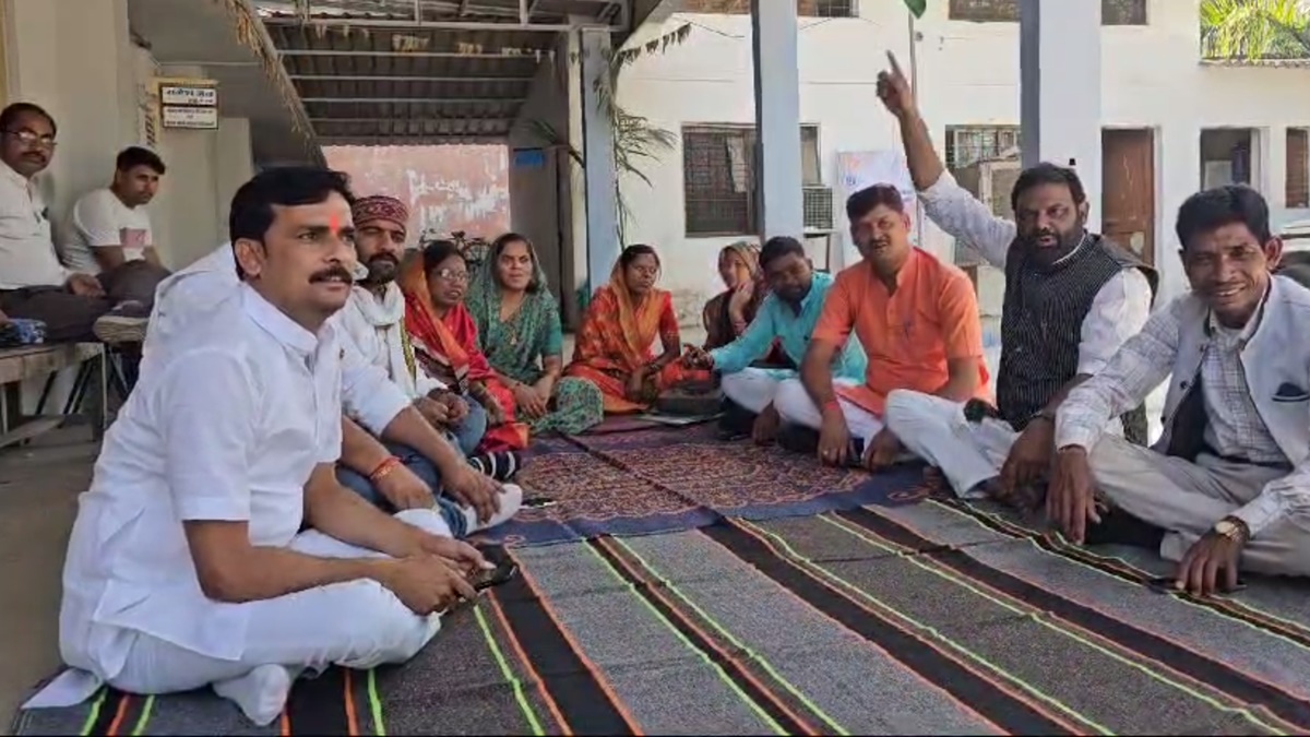 ‘CEO हटाओ जिला बचाओ…’, IAS के खिलाफ जिला पंचायत सदस्यों ने खोला मोर्चा, विरोध में लगाए नारे