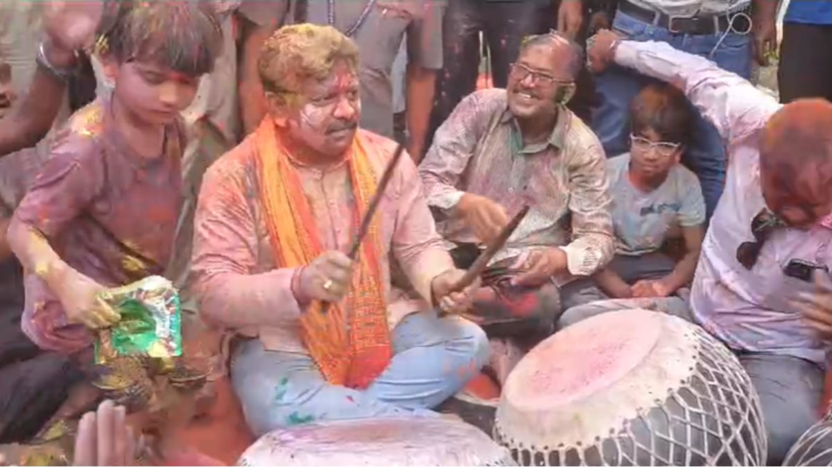 पुलिसकर्मियों के साथ होली के उल्लास में शामिल हुए उप मुख्यमंत्री विजय शर्मा, नगाड़ा बजाकर बनाया माहौल…