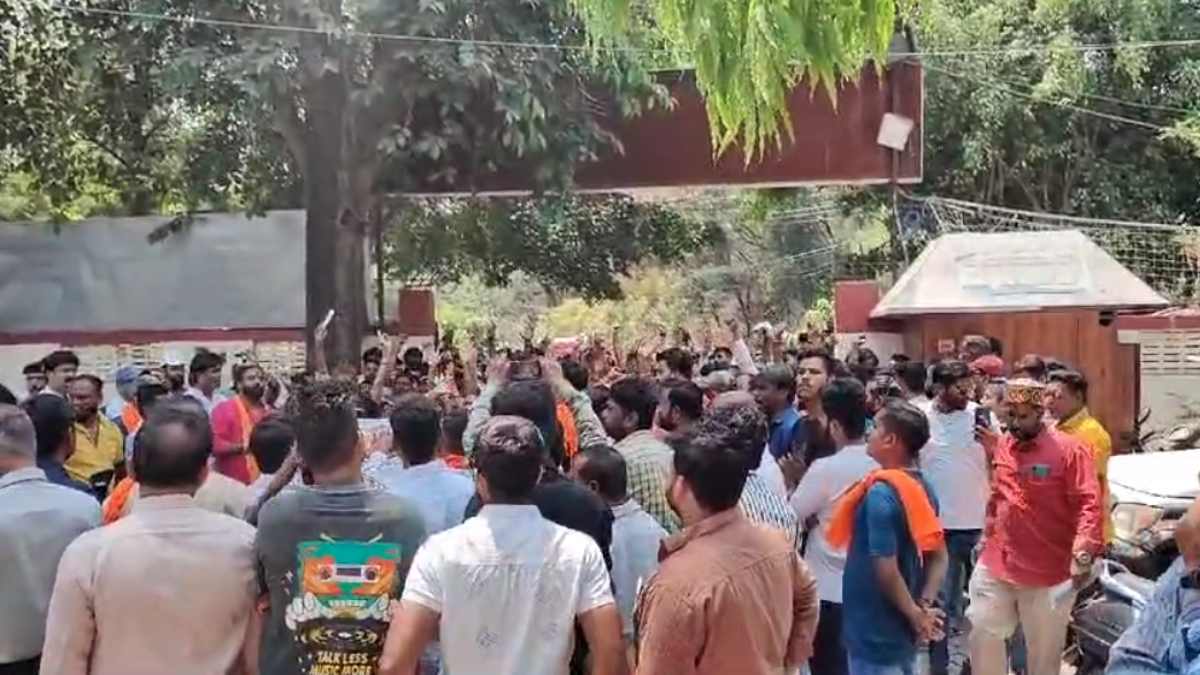 हिंदू संगठन ने थाने का किया घेराव: चाकूबाजी और नशाखोरी को लेकर की नारेबाजी, TI-SI को सस्पेंड करने की मांग