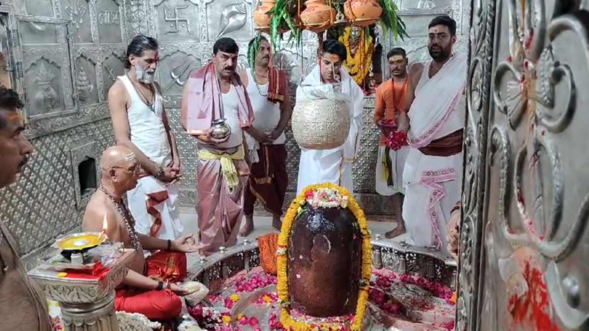 महाकाल पहुंचे बागेश्वर वाले बाबा: भस्म आरती में शामिल हुए धीरेंद्र शास्त्री, नंदी हाल में बैठकर की शिव आराधना