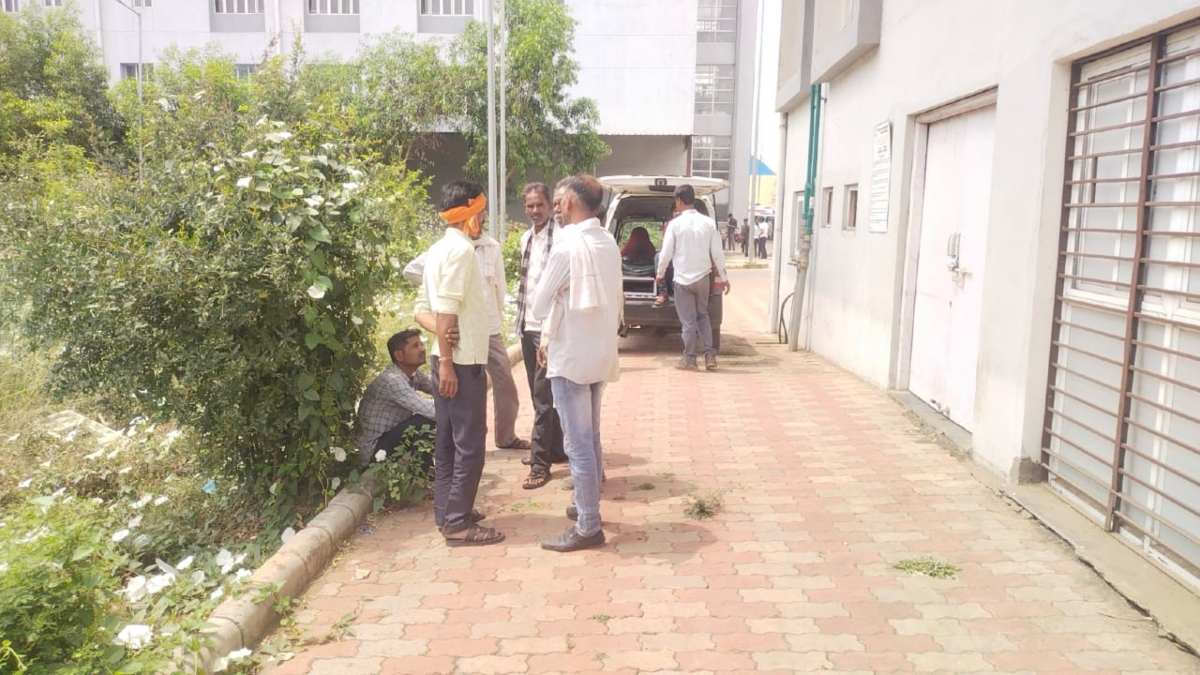 चौथी मंजिल से गिरा मजदूर: इलाज के दौरान तोड़ा दम, परिजनों ने मकान मालिक पर लगाए गंभीर आरोप