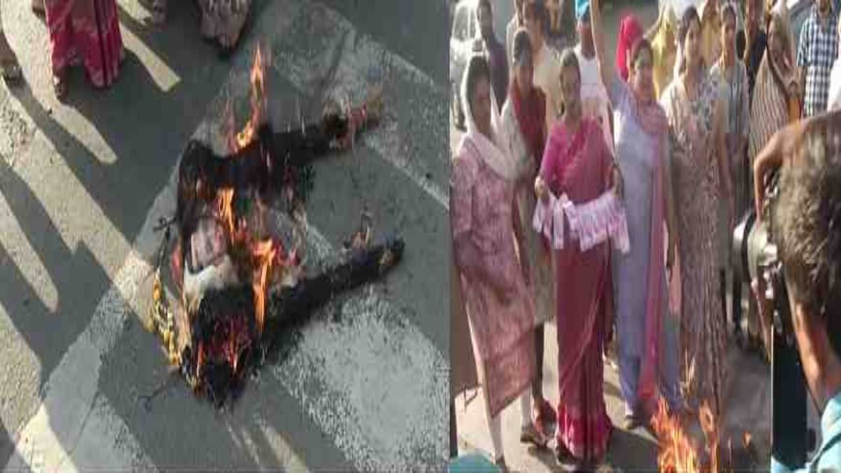 महिला कांग्रेस कार्यकर्ताओं का प्रदर्शन: अक्षय बम का फूंका पूतला, नकली नोटों का पहनाया हार