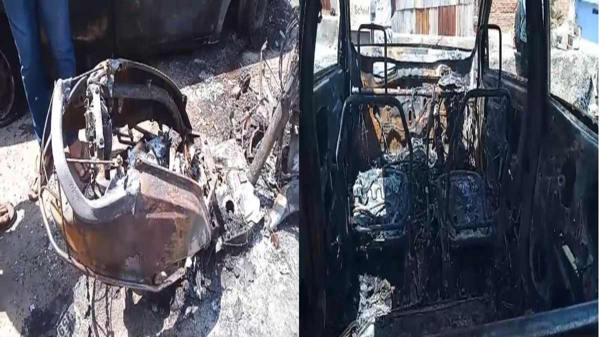 बदमाशों ने सड़क किनारे खड़ी गाड़ियों में लगाई आग, 3 कार और 1 स्कूटी जलकर राख