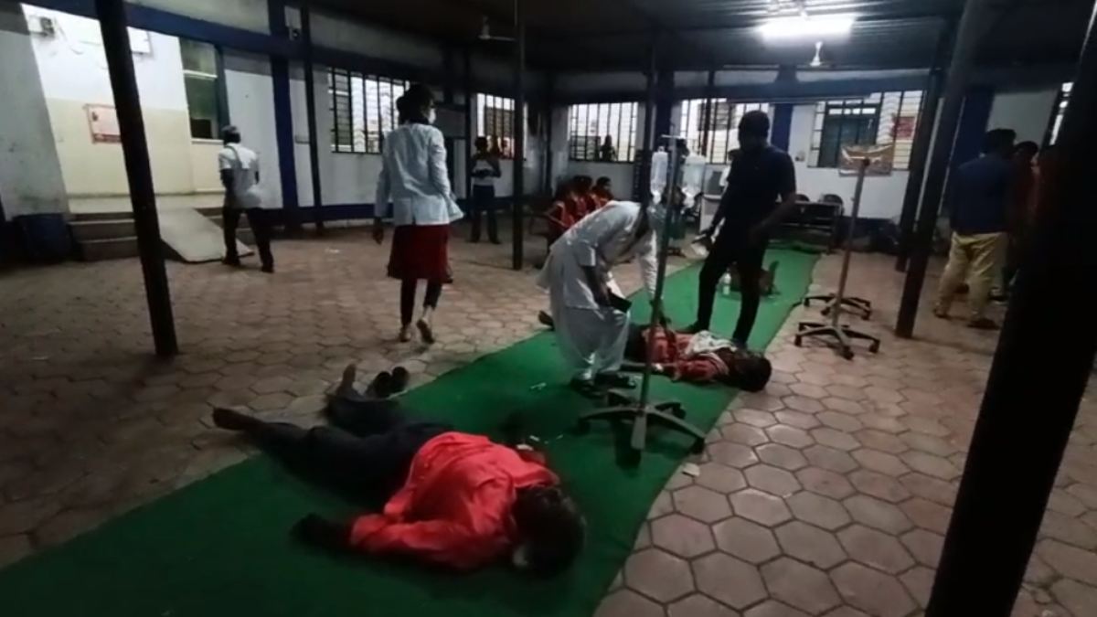 जंगल में पलटी पिकअप, 7 घायल: महाराष्ट्र से MP के हरदा जा रहे थे आदिवासी नृत्य कलाकार, अस्पताल में भर्ती