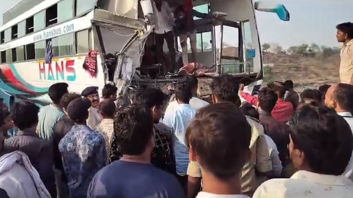 ओवरटेक के दौरान ट्राले में घुसी बस: नर्मदा में गिरते-गिरते बची, ड्राइवर का पैर कटा, 20 यात्री घायल 3 गंभीर