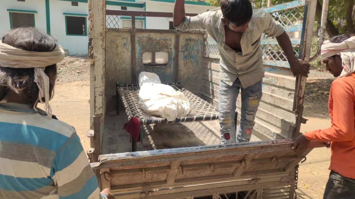 कलयुगी बेटे: सिर्फ इस बात पर पिता कर दी हत्या, ईंट और पत्थर से कुचलकर उतारा मौत के घाट
