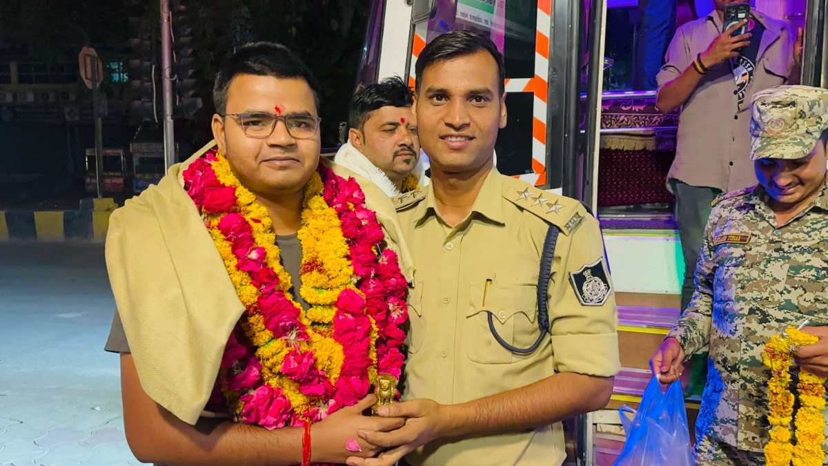 SDOP का अनोखा अंदाज: देर रात बस रुकवा कर IAS बने कुलदीप पटेल को दी बधाई, फिर खुद गांव छोड़ने गए