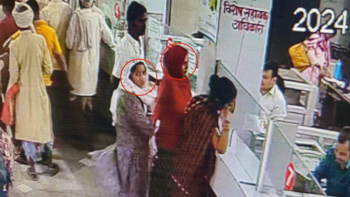 बैंक में रहें सावधान: छतरपुर में महिला चोर गिरोह सक्रिय, बैग काटकर चुरा ले गई 25 हजार, CCTV में कैद