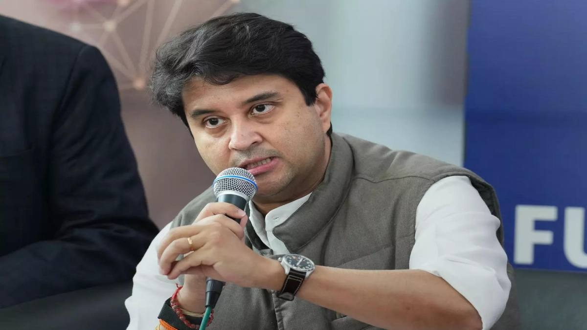 दिग्विजय के EVM वाले बयान पर BJP का पलटवार: सिंधिया ने कहा- राजा साहब को हर चीज में कुछ न कुछ कठिनाई दिखती है