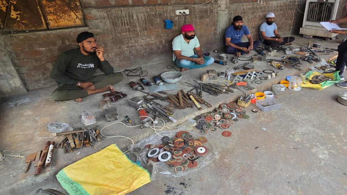 अवैध हथियार की फैक्ट्री पर पुलिस का छापा: 4 आरोपी गिरफ्तार, 22 देशी कट्टे समेत हथियार बनाने की सामग्री जब्त
