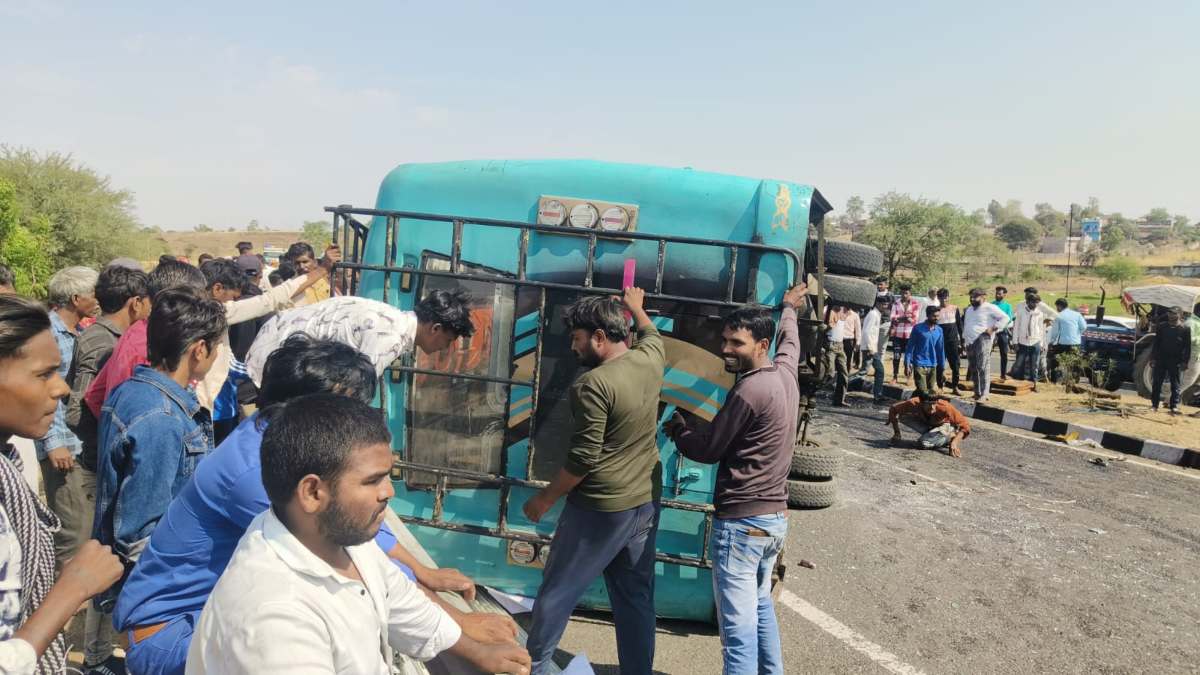 बड़ा हादसा: यात्रियों से भरी बस पलटी, एक की मौत, कई घायल