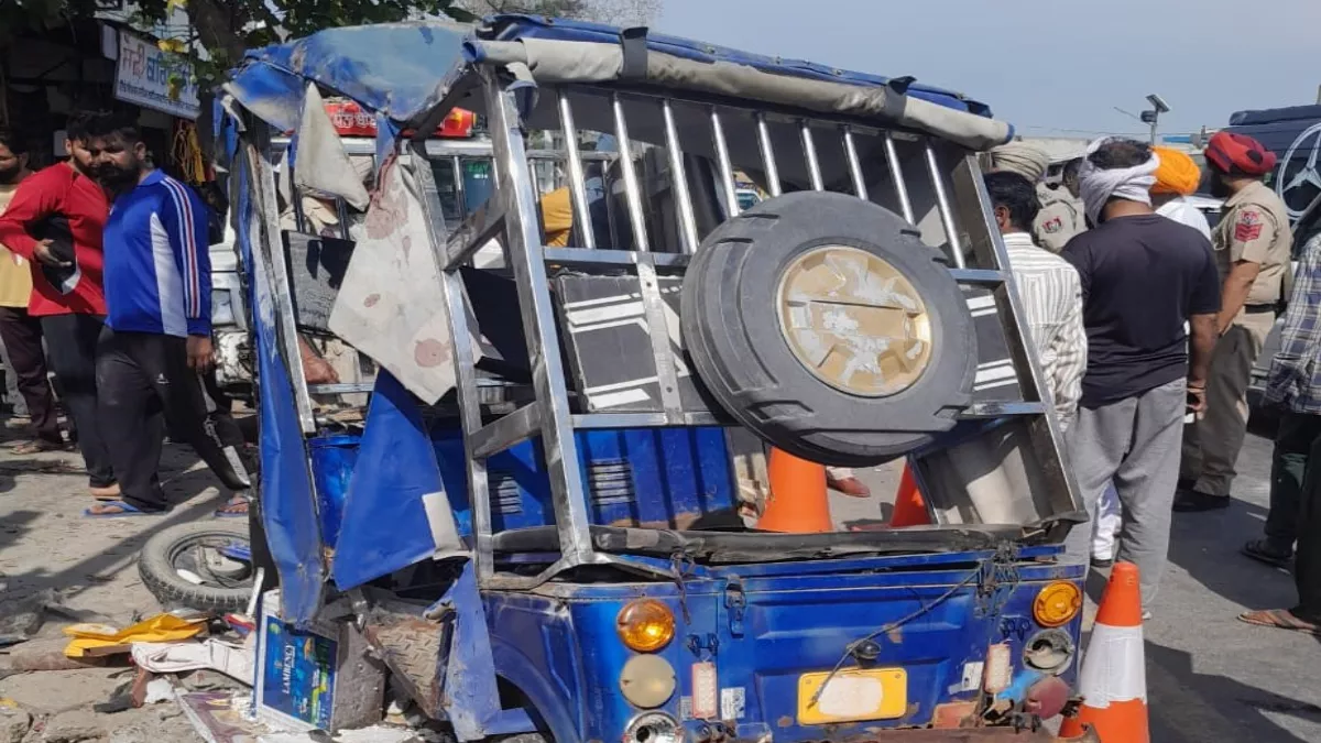 पिकअप और ई रिक्शा में हुई भिड़ंत, महिला का सिर धड़ से हुआ अलग