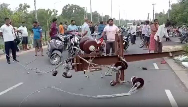 पुरी-कोणार्क रोड पर बिजली के तार की चपेट में आने से होटल व्यवसायी की मौत