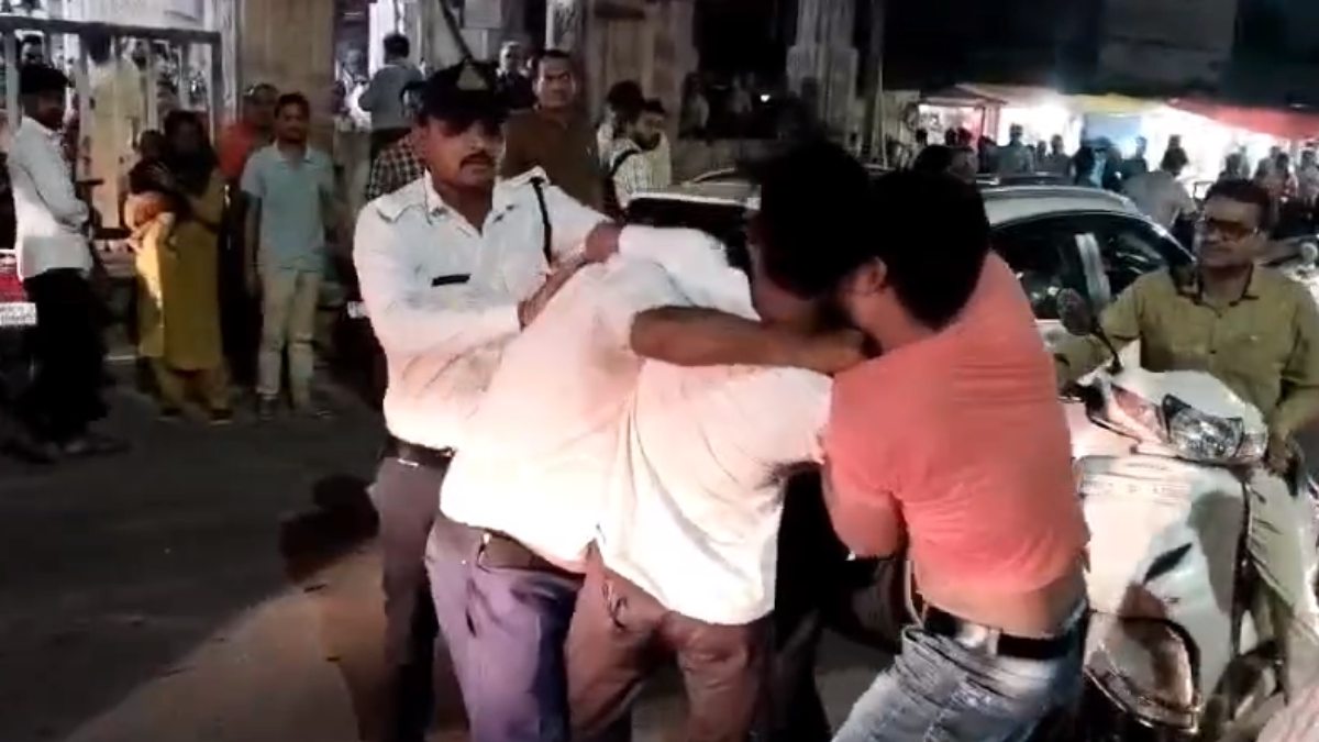 बदमाशों ने पुलिस जवानों को बेरहमी से पीटा: मोडिफाय साइलेंसर लगा मचा रहे थे उत्पात, रोकने पर की मारपीट, खुलेआम गुंडागर्दी का वीडियो भी आया सामने