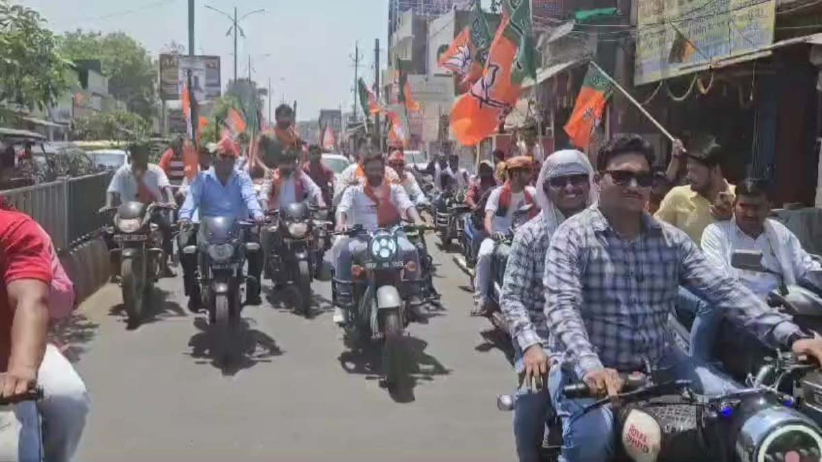 ऊर्जा मंत्री का अलग अंदाज: बाइक पर बैठकर किया चुनाव प्रचार, बोले- देश में फिर खिलने जा रहा कमल