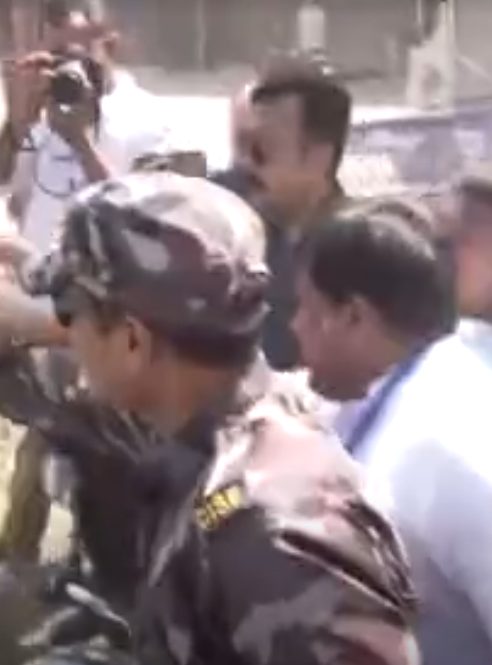 BIG BREAKING: बंगाल में भाजपा अध्यक्ष और तृणमूल समर्थकों में झड़प, TMC का दावा- सेंट्रल फोर्सेस महिलाओं को वोटिंग से रोक रही