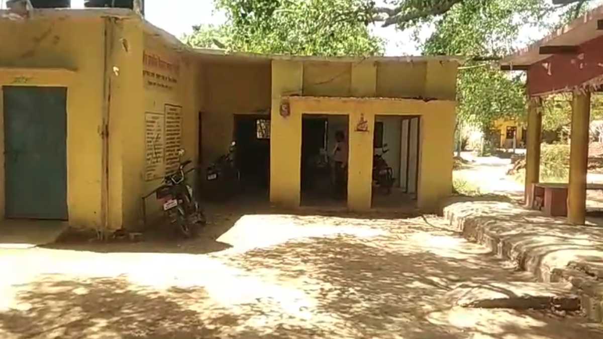 स्कूल शिक्षकों को ब्लैकमेल कर रहा फर्जी पत्रकार: VIDEO वायरल करने के नाम पर मांगे रुपए, कहा- कलेक्टर से शिकायत कर दूंगा तो नौकरी खतरे में पड़ जाएगी