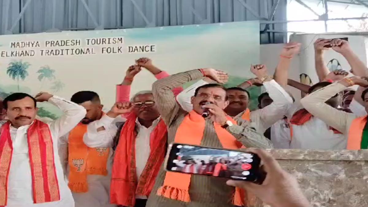 VD शर्मा का कांग्रेस पर बड़ा हमला: कहा- एक जमाना था, जब आतंकी सैनिकों का सिर कलम कर फुटबॉल खेलते थे और आज…