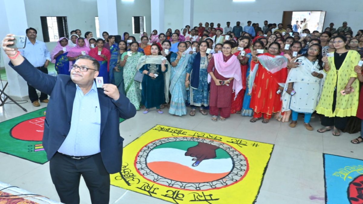 शक्ति की सेल्फी से Golden Book of World Records में दर्ज हुआ गरियाबंद का नाम, 1 लाख से ज्यादा महिला वोटर्स ने EPIC कार्ड के साथ सेल्फी खिंचकर बनाया वर्ल्ड रिकॉर्ड