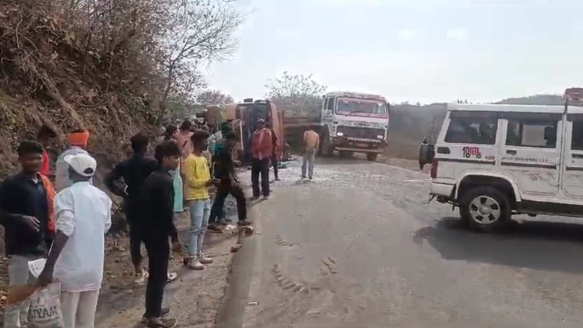 बारातियों से भरी बस खाई में गिरी: एक दर्जन से अधिक लोग घायल, इलाज जारी