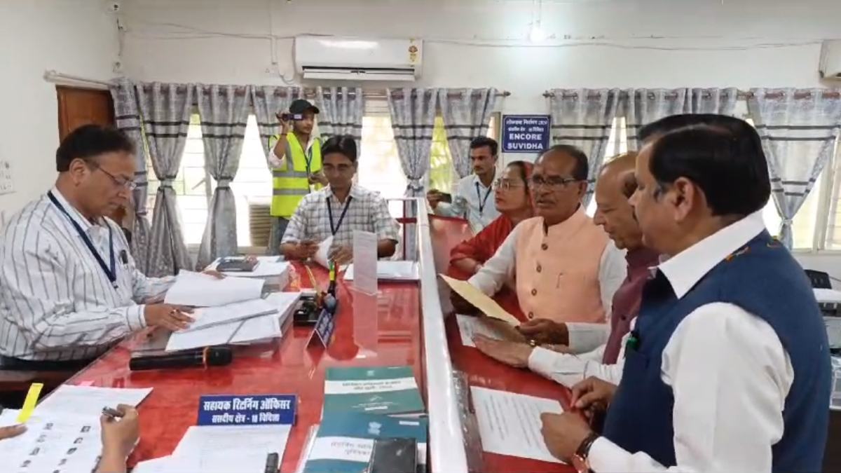 MP Lok Sabha Election: पत्नी की मौजूदगी में शिवराज सिंह ने किया नामांकन, रोड शो में हुआ स्वागत