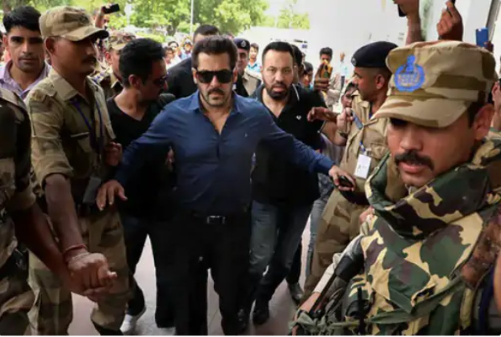 Salman Khan Firing Case: ईद पर बालकनी में जहां खड़े होते हैं सलमान वहीं की फायरिंग, CM एकनाथ शिंदे ने की बात