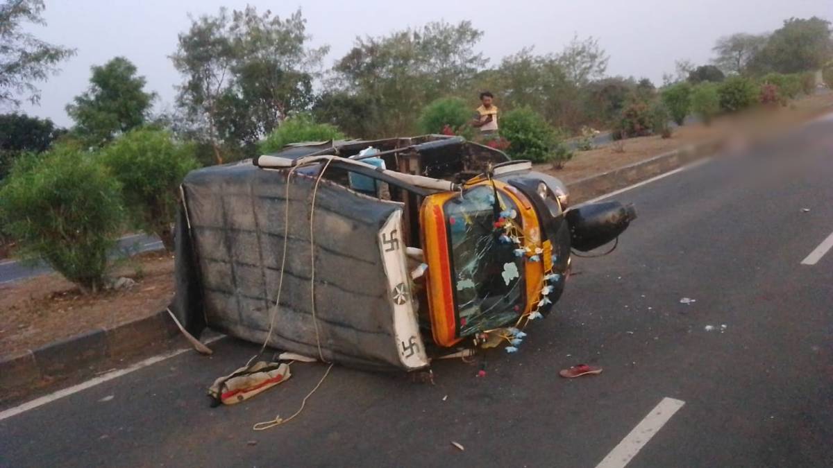 श्रद्धालुओं से भरी ऑटो को ट्रक ने मारी टक्कर: 2 की मौत, 15 घायल, 6 महीने की बच्ची नहीं आई कोई खरोंच