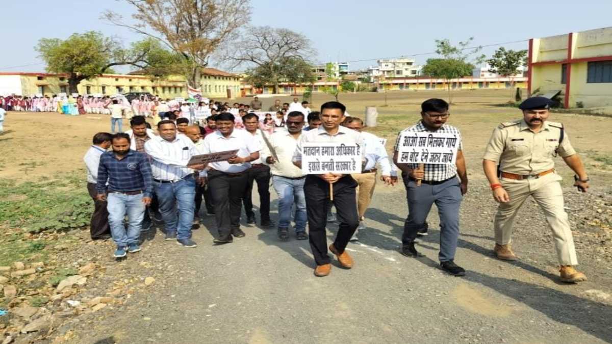 मतदाता जागरूकता रैली: कलेक्टर ने तख्ती लेकर लोगों को किया जागरूक, शत-प्रतिशत वोटिंग की दिलाई शपथ