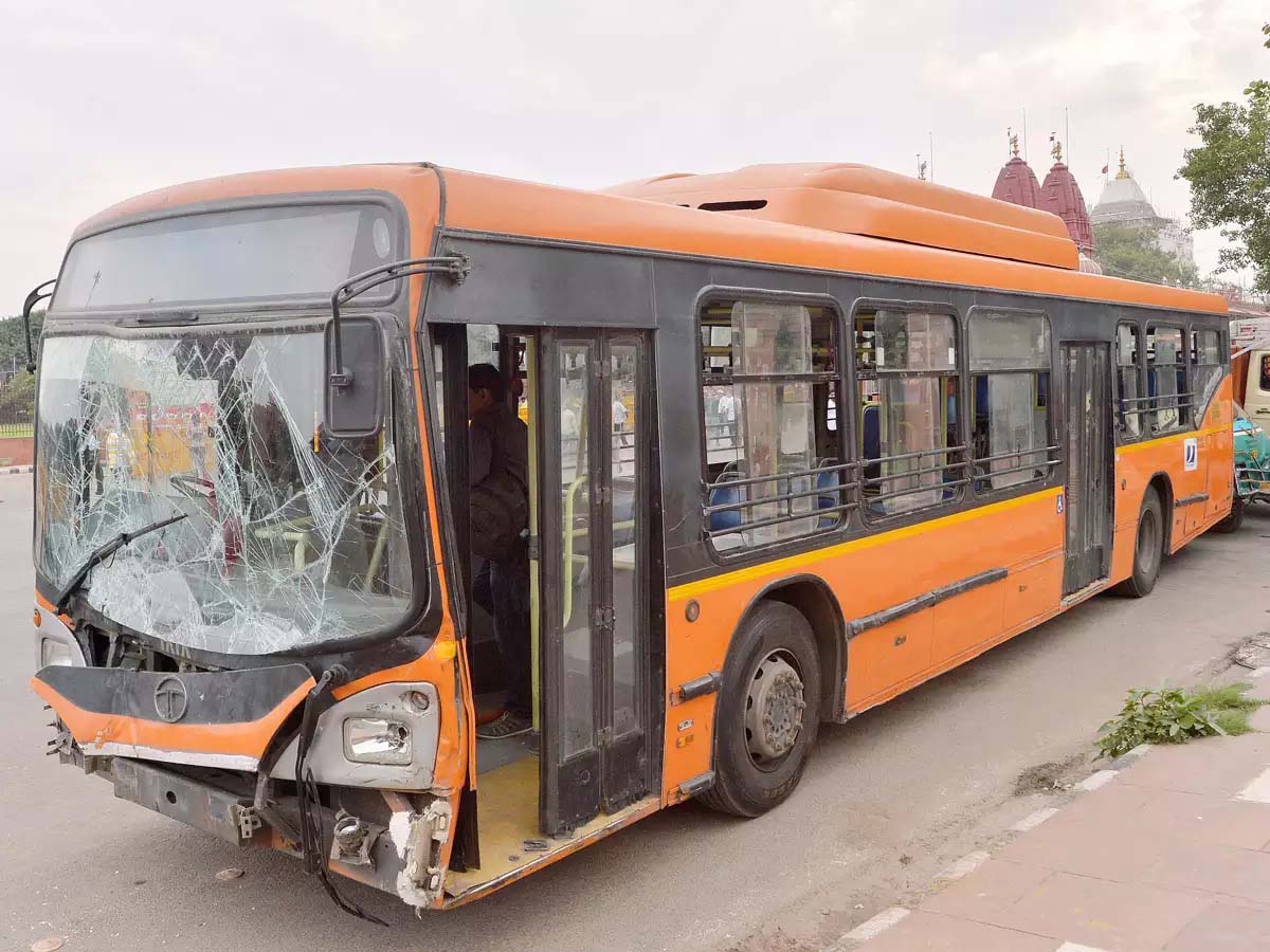 क्लस्टर बस डिपो के अंदर आपस में भिड़ गईं दो बसें