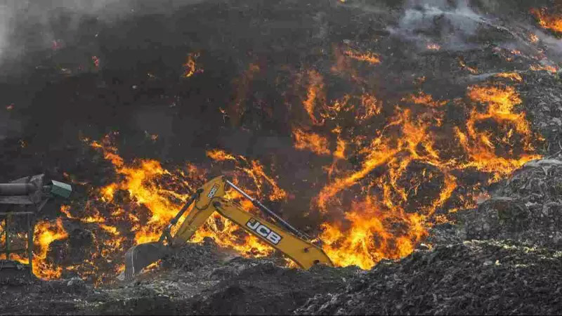 Ghazipur Landfill Fire: फिर दहक उठा गाज़ीपुर में कूड़े का पहाड़, रविवार शाम से लगी है आग