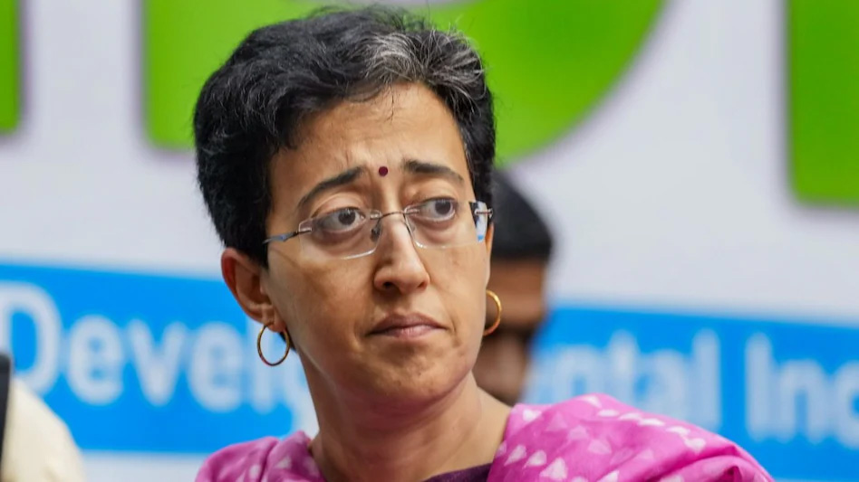 मानहानि नोटिस के बाद चुनाव आयोग ने भेजा आतिशी को नोटिस   